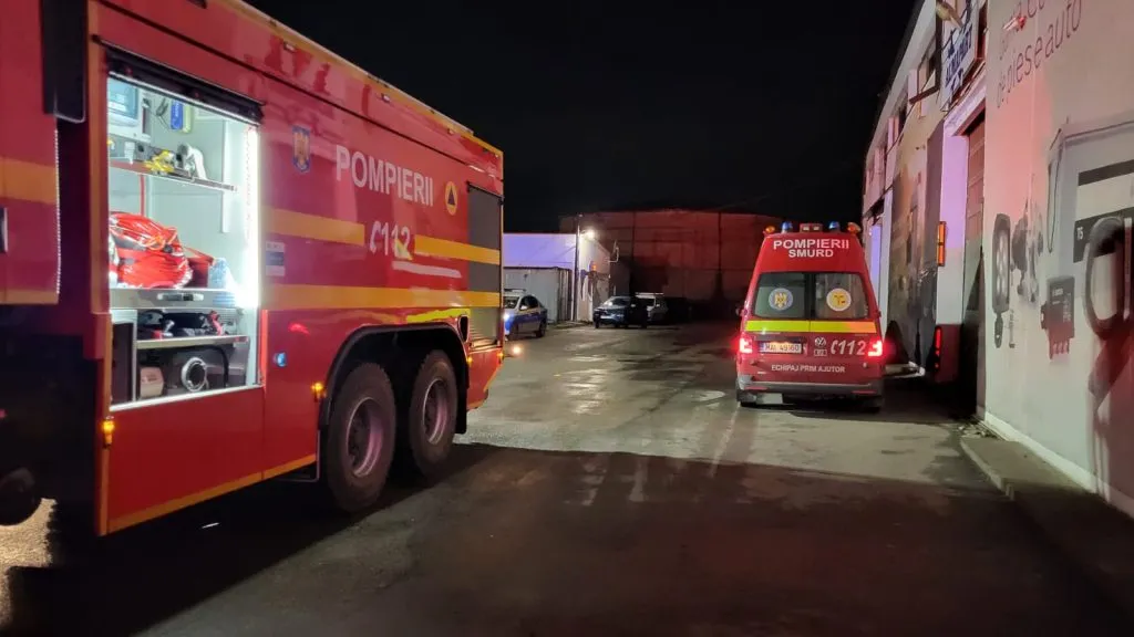 Incendiu la un service AUTO din Constanța. O mașină a ars în totalitate – foto 3