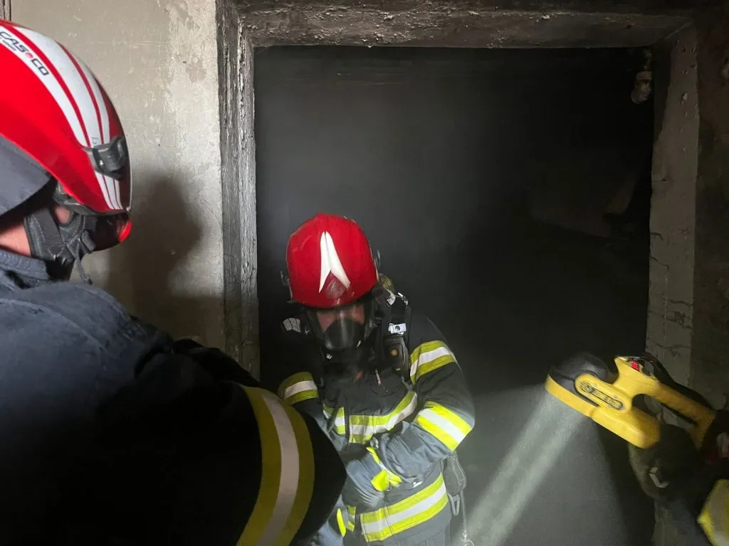 Incendiu la o fostă fabrică de mezeluri (FOTO/VIDEO) – foto 4
