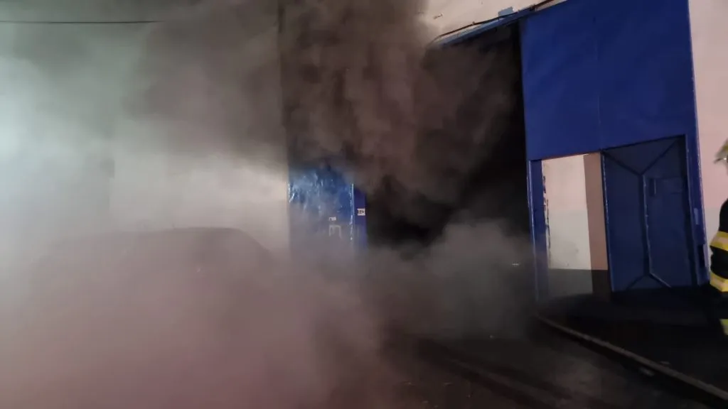 Incendiu la un service AUTO din Constanța. O mașină a ars în totalitate – foto 4