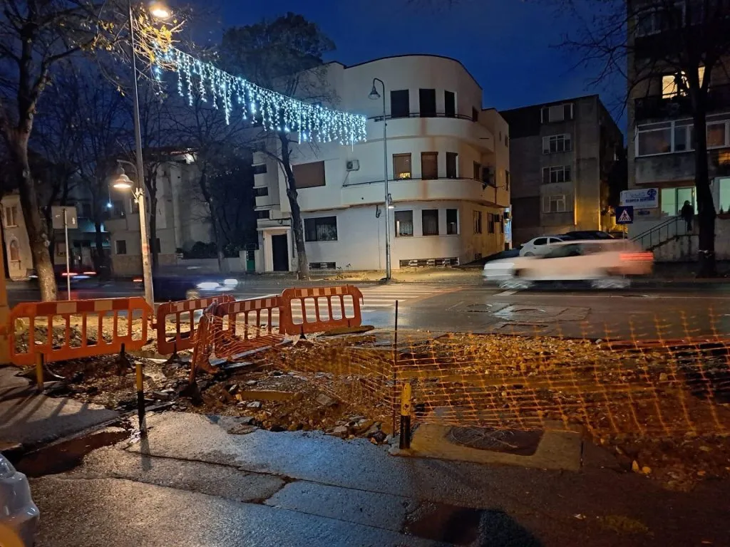 Printre gropi, pe sub luminițele de Crăciun (FOTO/VIDEO) – foto 2