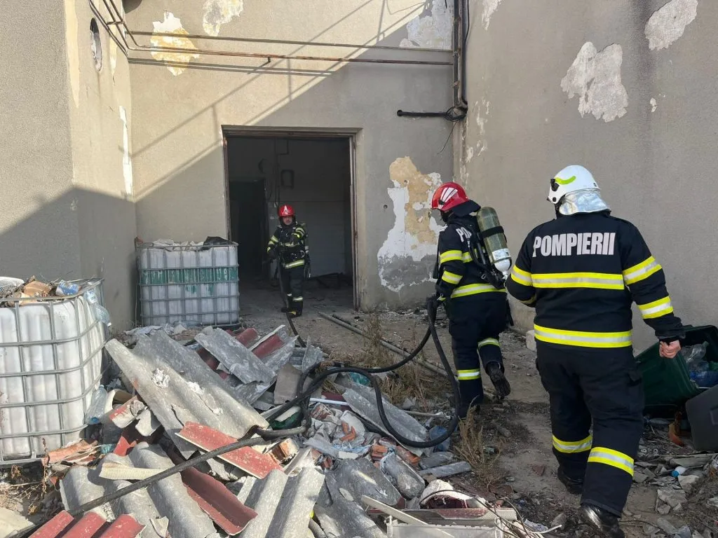 Incendiu la o fostă fabrică de mezeluri (FOTO/VIDEO) – foto 3