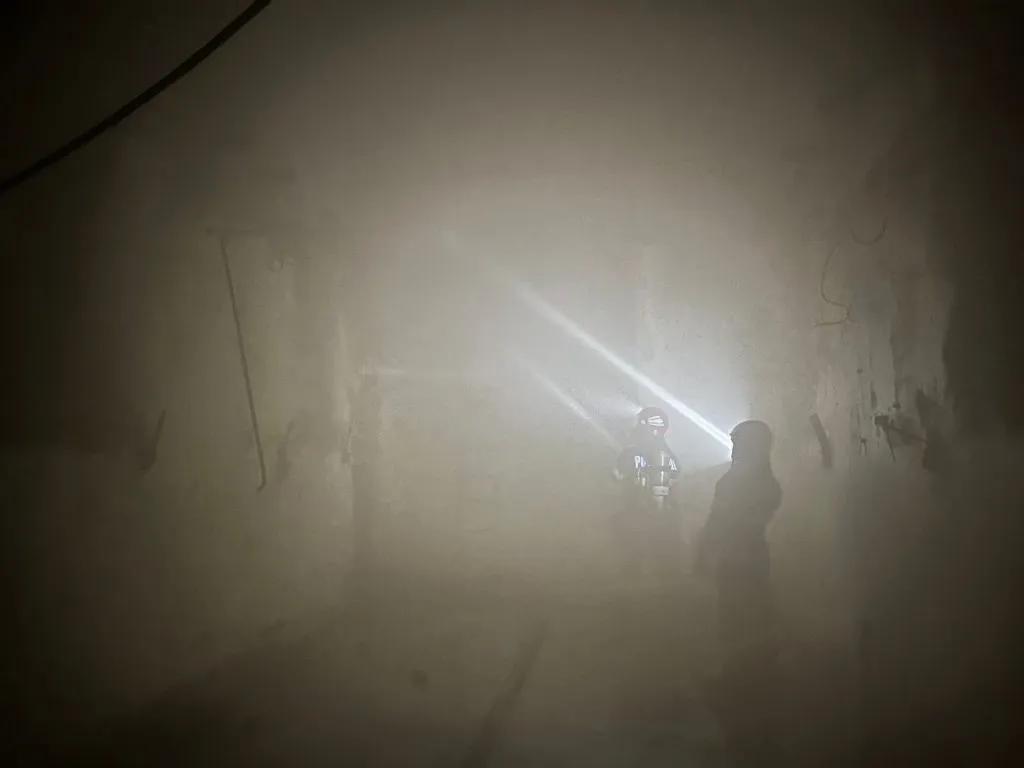Incendiu la o fostă fabrică de mezeluri (FOTO/VIDEO) – foto 5