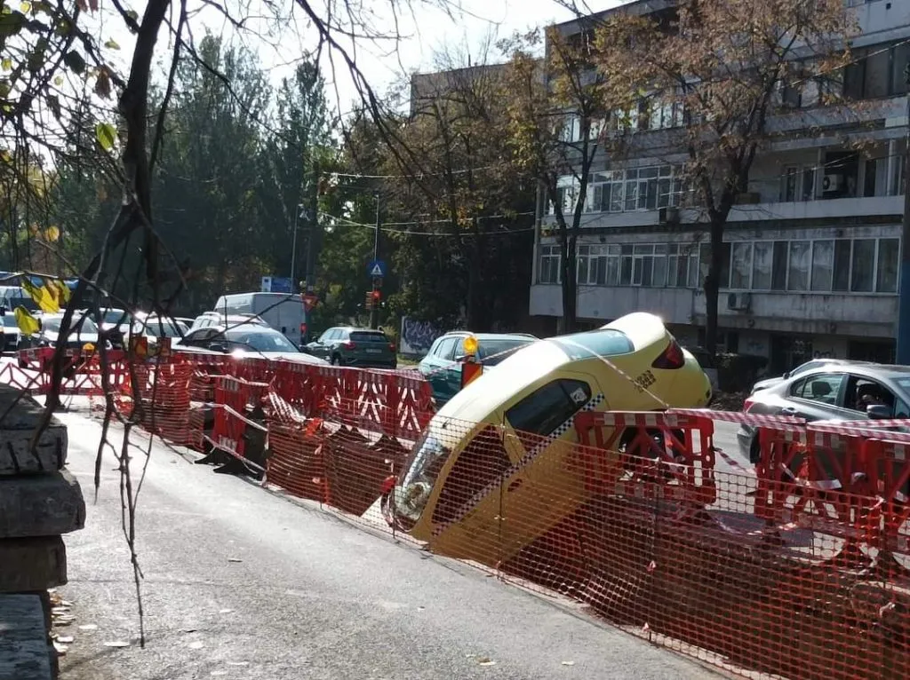 Taxi ajuns în șanț, pe un bulevard din Constanța (VIDEO) – foto 2