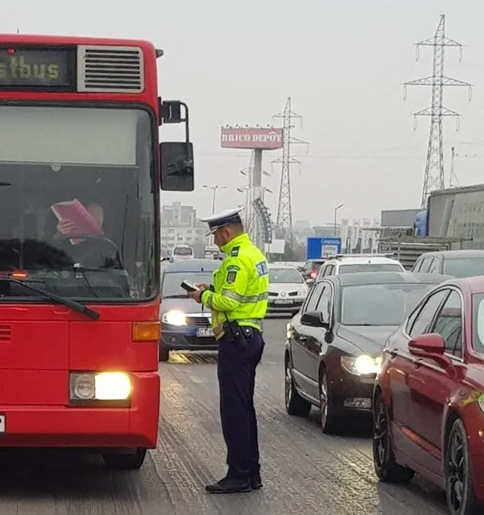 Șoferii de transport public de persoane, luați la bani mărunți de polițiștii constănțeni – foto 2