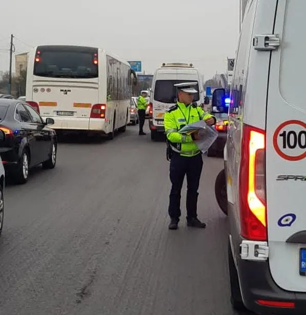 Șoferii de transport public de persoane, luați la bani mărunți de polițiștii constănțeni – foto 3