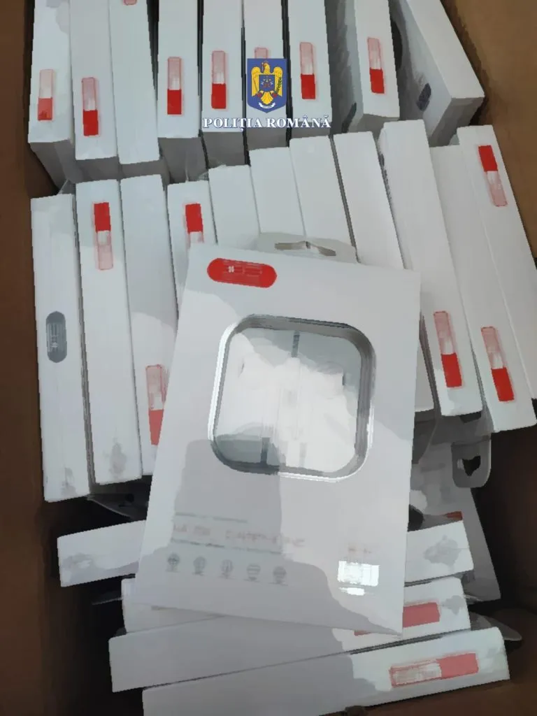 Mii de accesorii pentru telefon, reținute de inspectorii vamali – foto 2