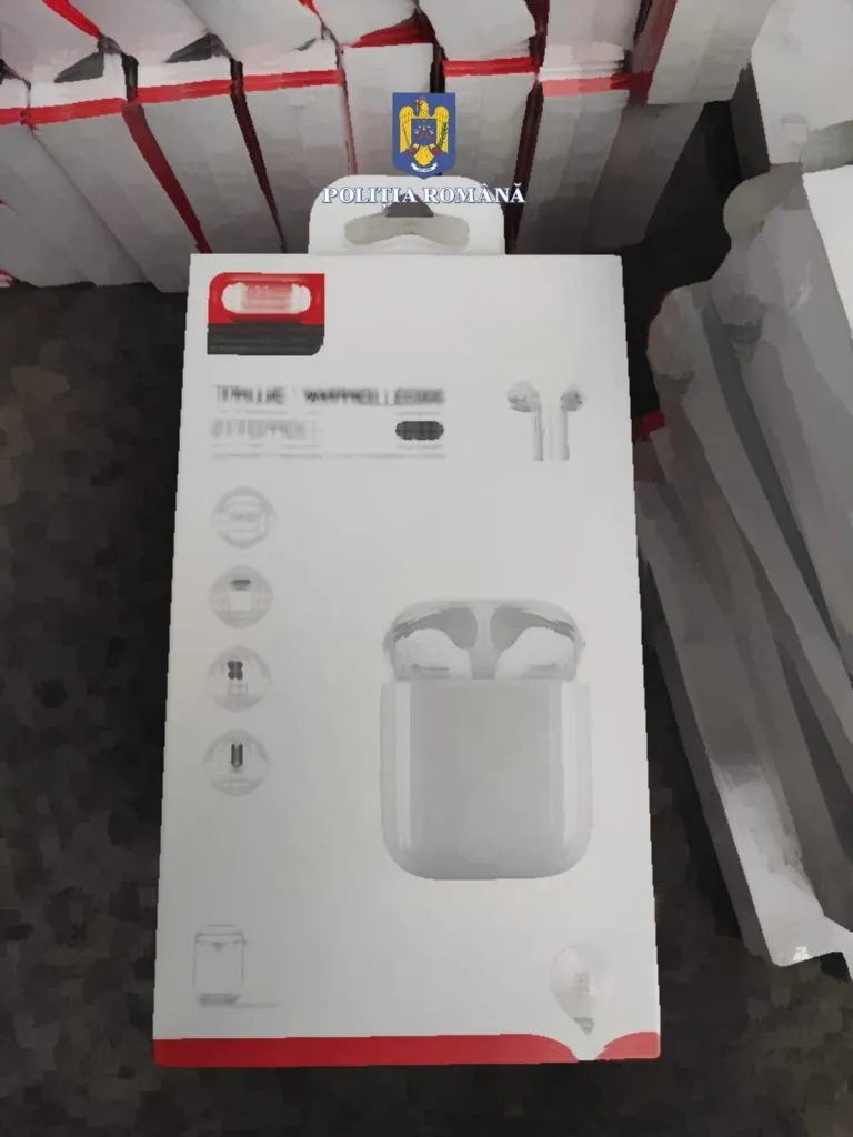 Mii de accesorii pentru telefon, reținute de inspectorii vamali – foto 3