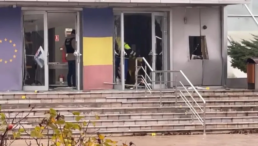 UPDATE: A fost aruncat în aer bancomatul de la Pavilionul Expozițional (FOTO/VIDEO) – foto 4