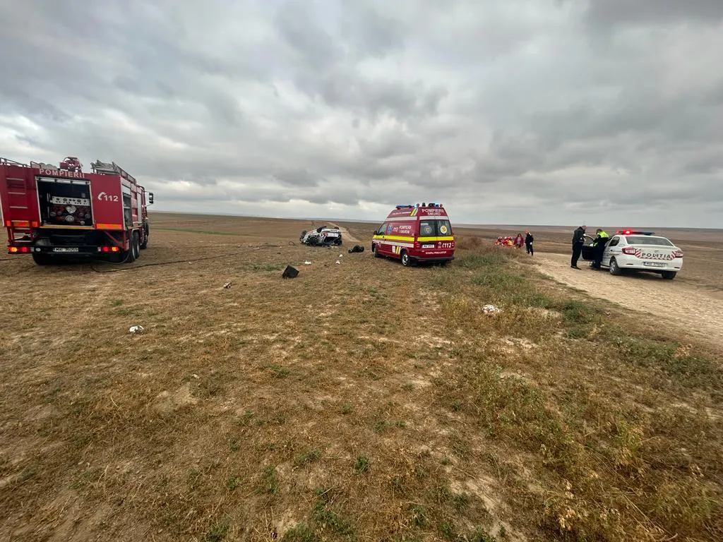 Două persoane încarcerate după ce autoturismul în care se aflau s-a răsturnat (FOTO) – foto 3