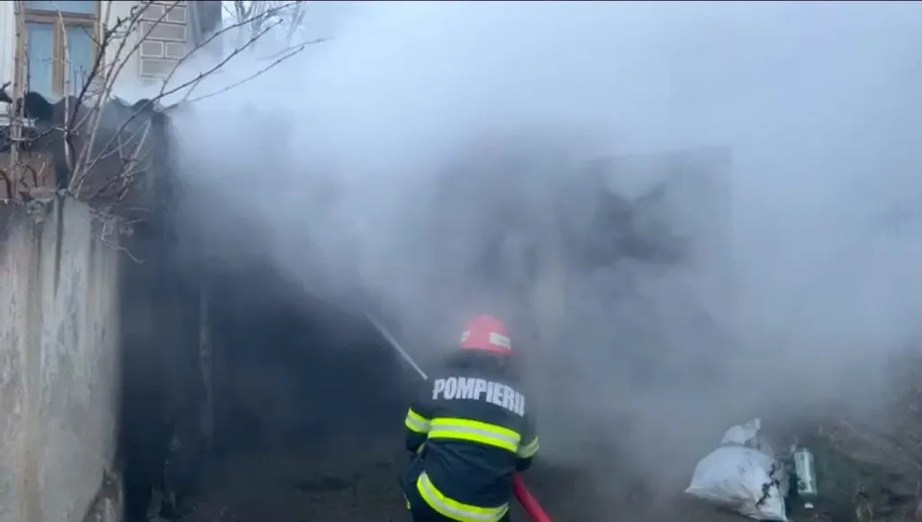 Garaj în flăcări pe o stradă din Tulcea – foto 5