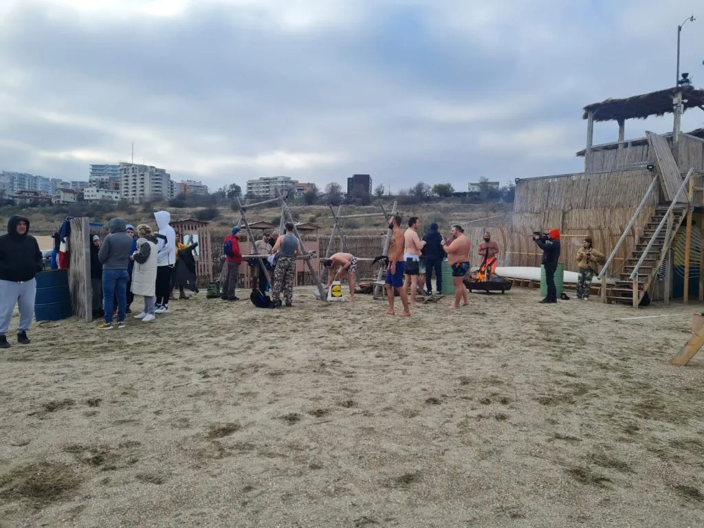 Probă de rezistență la Constanța! Peste 20 de tineri au înotat în mare, în luna decembrie – foto 3