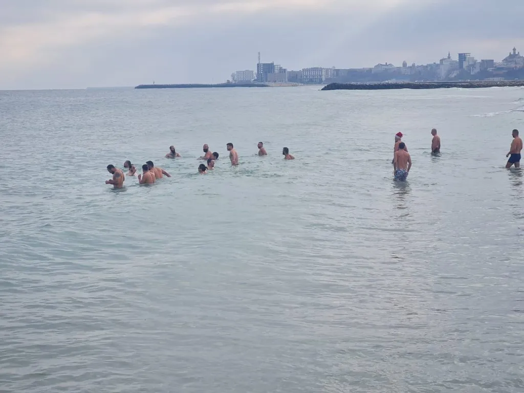 Probă de rezistență la Constanța! Peste 20 de tineri au înotat în mare, în luna decembrie – foto 2