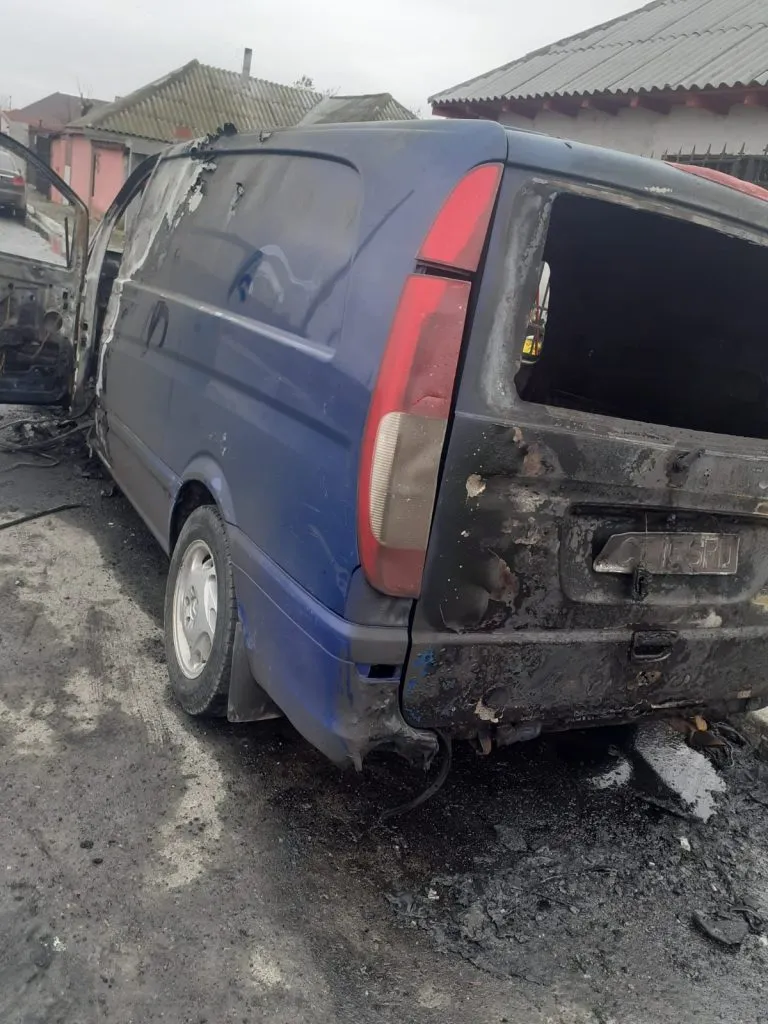 Au ajuns pe mâna poliției după ce au incendiat o mașină! (VIDEO) – foto 3