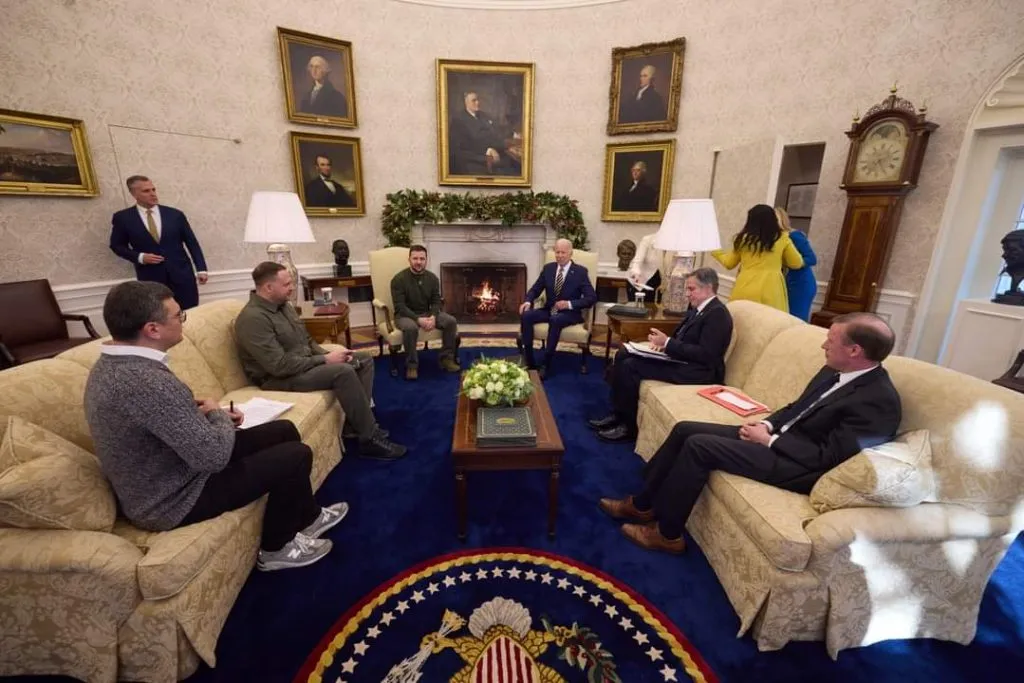 Joe Biden l-a asigurat pe Volodimir Zelenski că nu va lăsa singură Ucraina în faţa Rusiei – foto 6