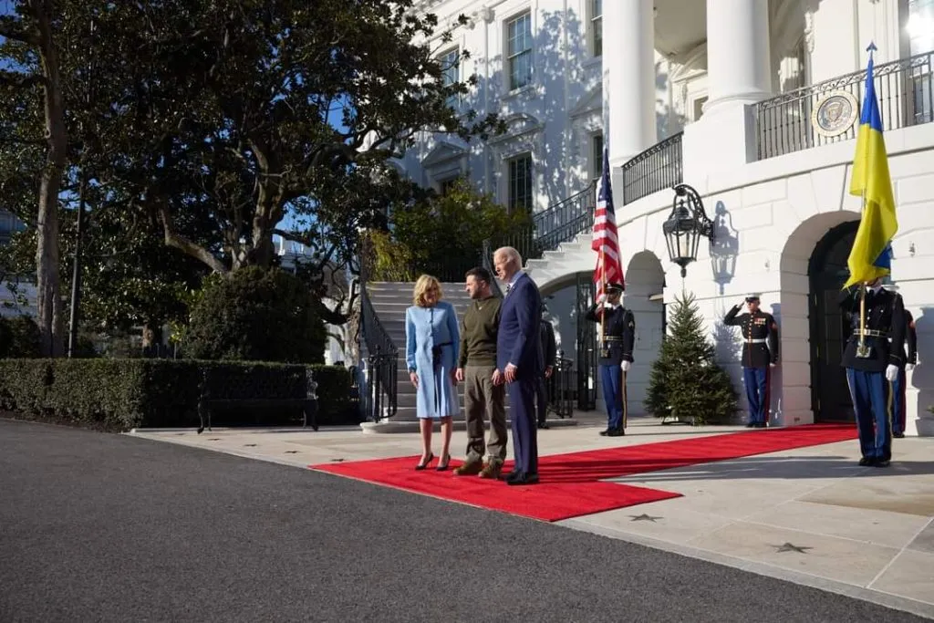 Joe Biden l-a asigurat pe Volodimir Zelenski că nu va lăsa singură Ucraina în faţa Rusiei – foto 3