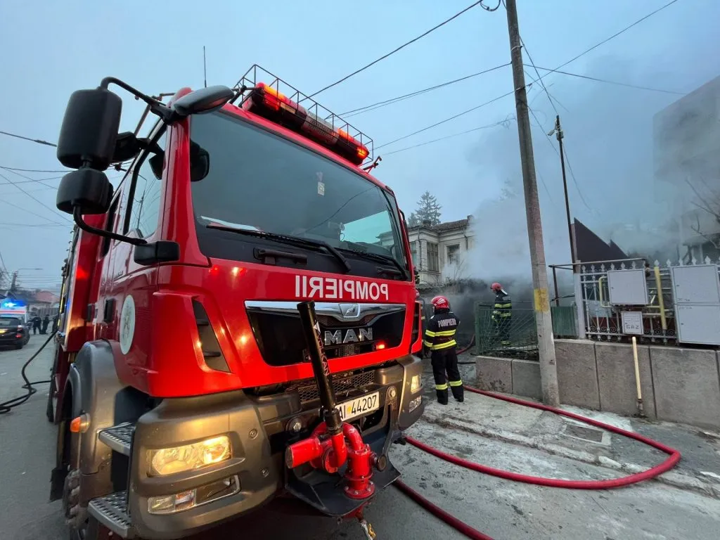 Garaj în flăcări pe o stradă din Tulcea – foto 2