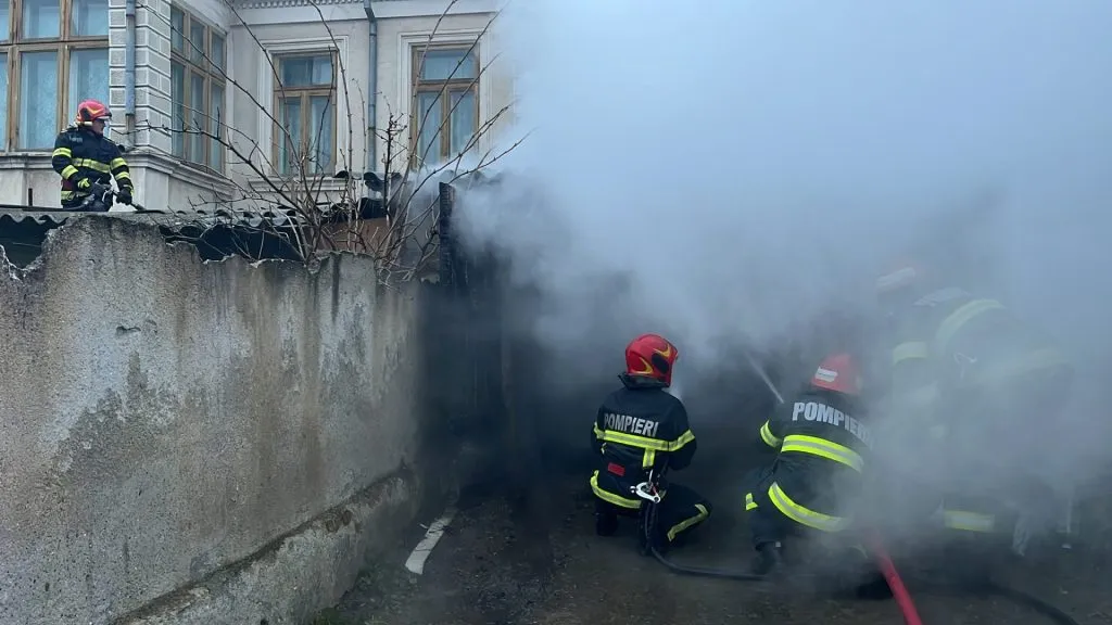 Garaj în flăcări pe o stradă din Tulcea – foto 3