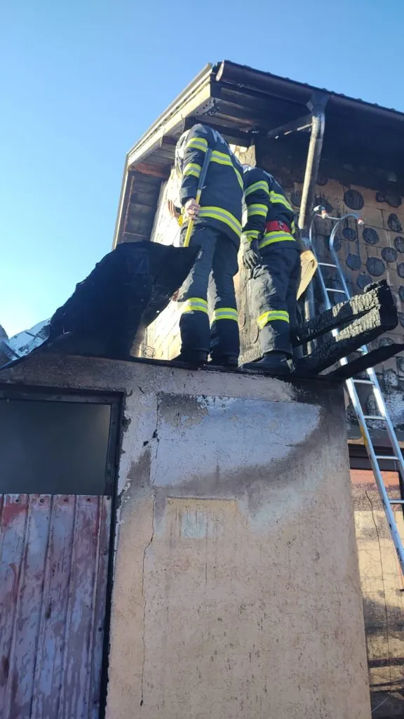 UPDATE – Incendiu la o casă din Mihail Kogălniceanu – foto 5