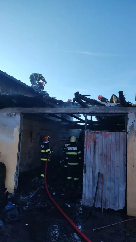 UPDATE – Incendiu la o casă din Mihail Kogălniceanu – foto 3