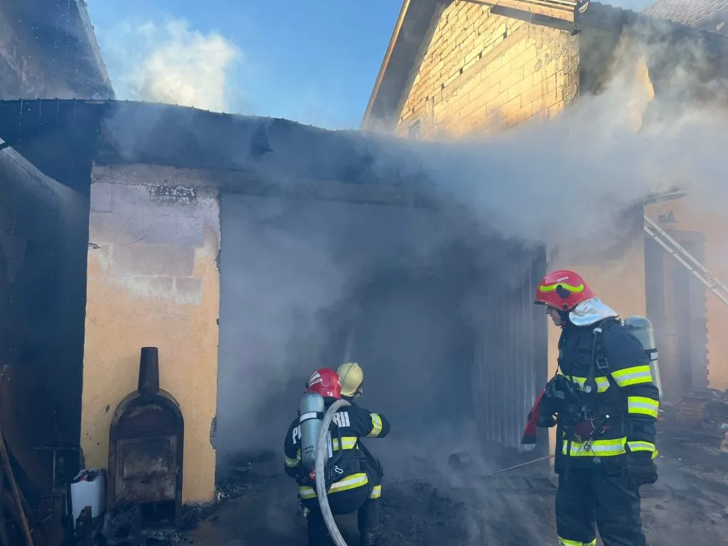 UPDATE – Incendiu la o casă din Mihail Kogălniceanu – foto 4