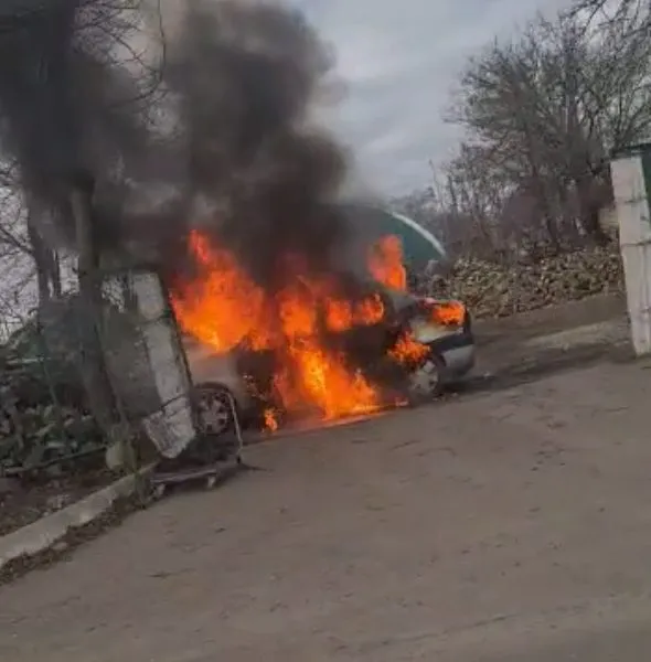Mașină în flăcări pe bulevardul Aurel Vlaicu – foto 2
