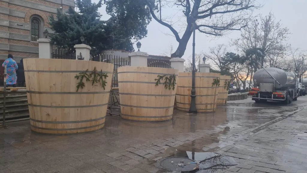 Sute de credincioși, prezenți la slujba de Sfințire Mare a Apei de la Catedrala Arhiepiscopală – foto 5