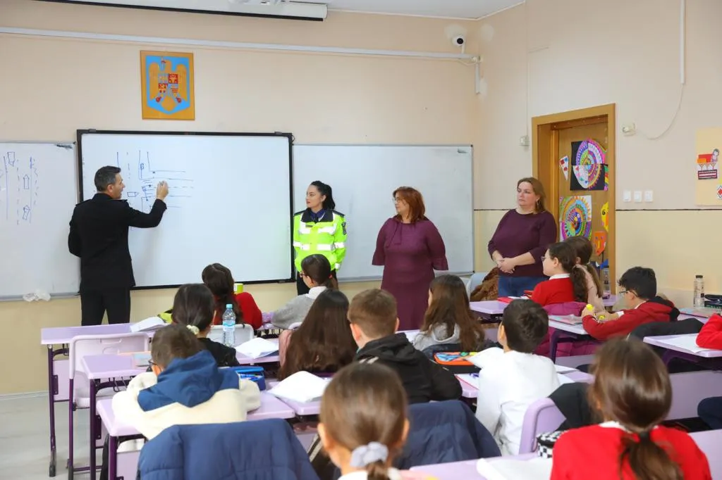 Polițiștii, activități de educație rutieră cu elevii constănțeni – foto 3