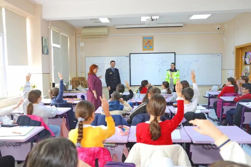 Polițiștii, activități de educație rutieră cu elevii constănțeni – foto 4