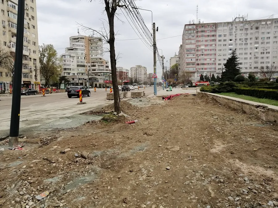 GUNOAIE la „Casa de…Incultură”. Constănțenii își aruncă mizeriile în stradă! – foto 4