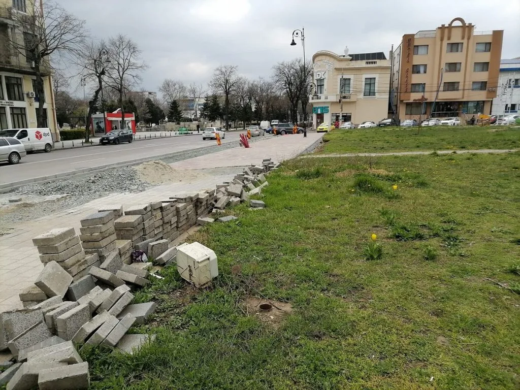 Capcană în centrul Constanței. Te înghite cu totul, la un pas greșit! – foto 4
