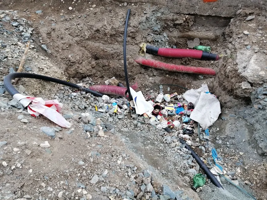GUNOAIE la „Casa de…Incultură”. Constănțenii își aruncă mizeriile în stradă! – foto 2