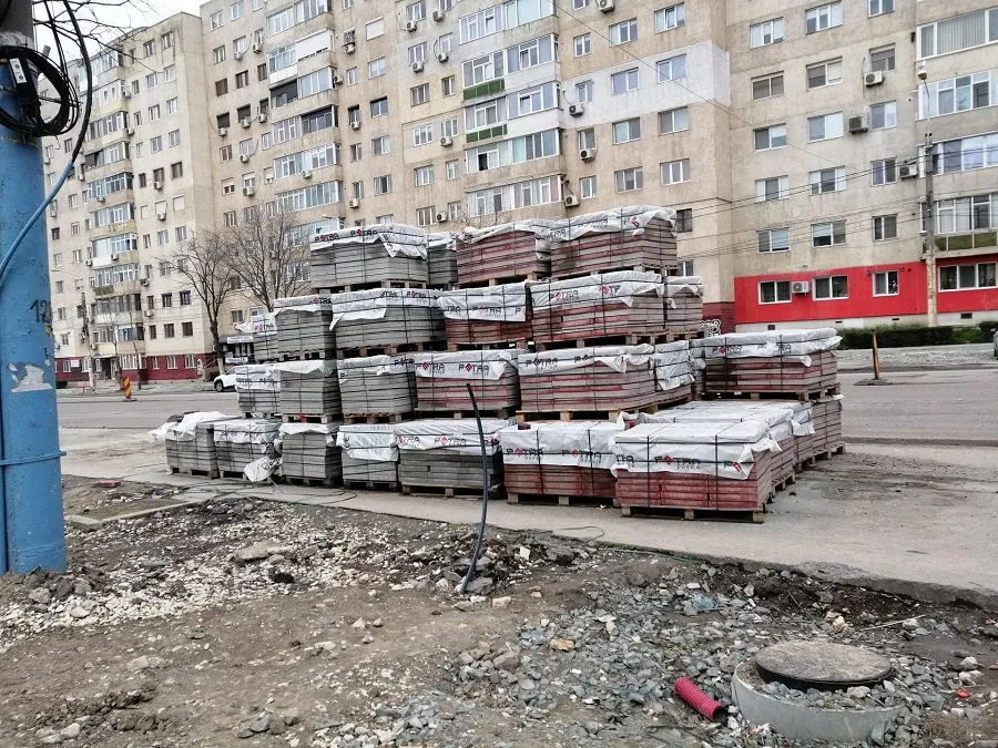 GUNOAIE la „Casa de…Incultură”. Constănțenii își aruncă mizeriile în stradă! – foto 3