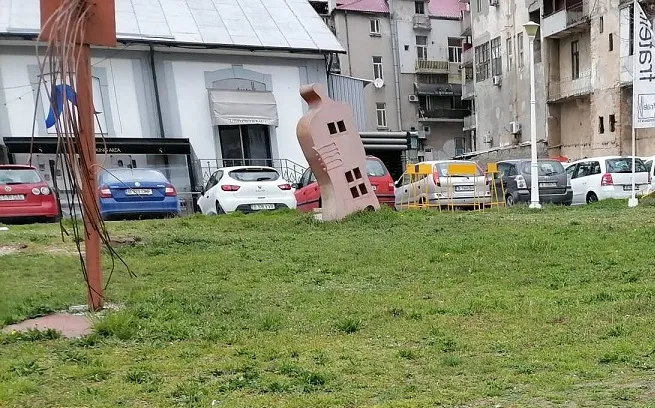 Capcană în centrul Constanței. Te înghite cu totul, la un pas greșit! – foto 5