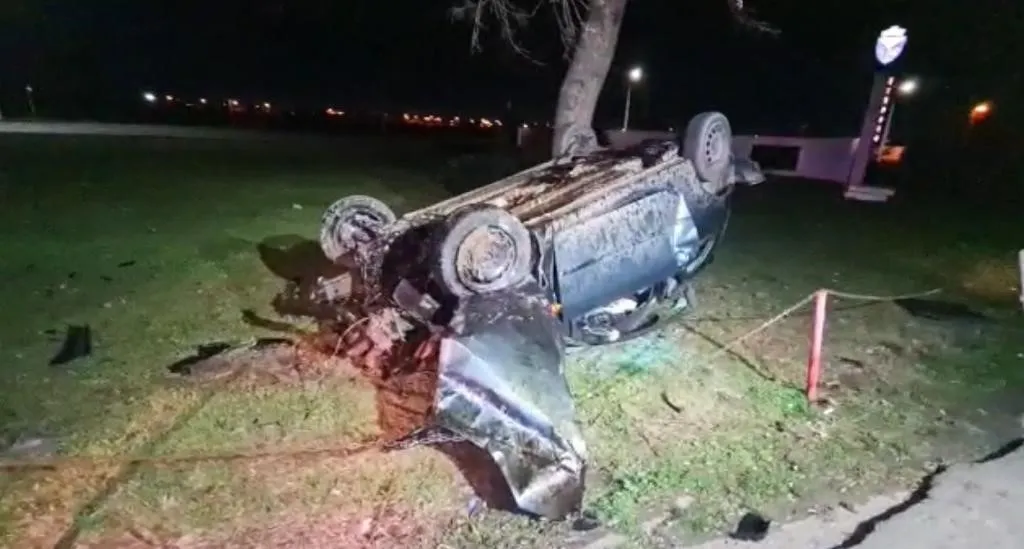 Băut și fără permis. S-a răsturnat cu mașina în sensul giratoriu de la Cumpăna (FOTO)