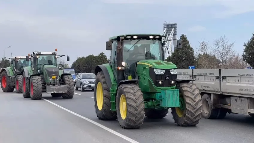 PROTEST: Fermierii constănțeni au ieșit cu utilajele în stradă! – foto 2