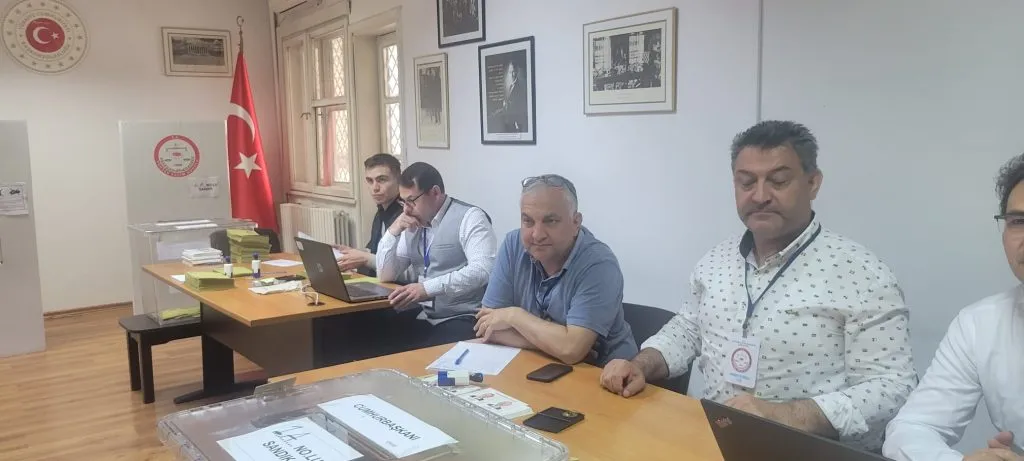 Cetățenii turci stabiliți în Constanța votează în turul al doilea de scrutin – foto 3