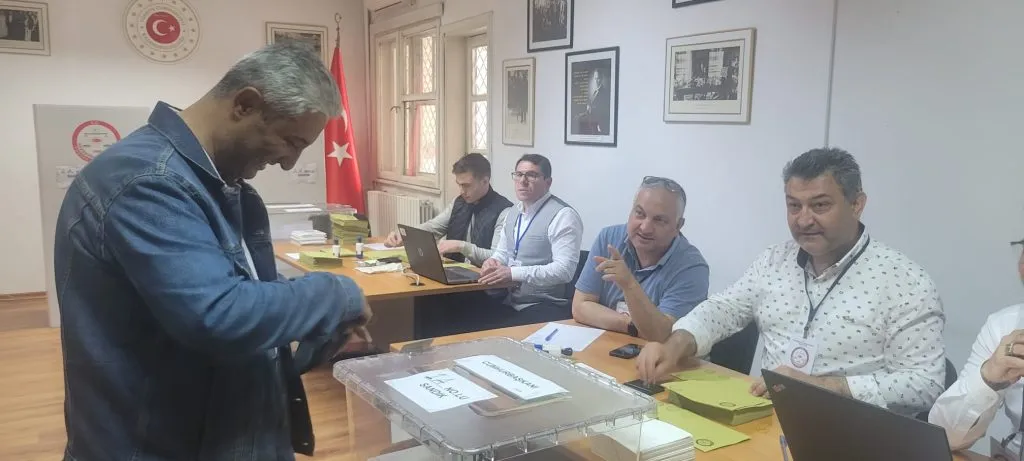 Cetățenii turci stabiliți în Constanța votează în turul al doilea de scrutin – foto 4