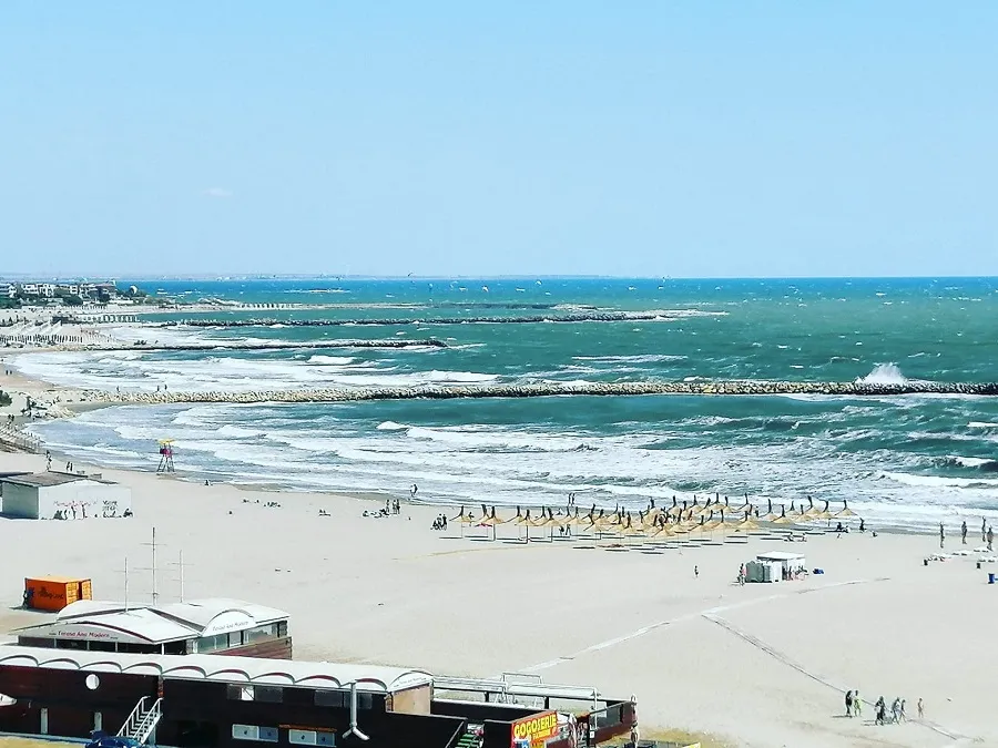 „Tradiții“ apuse: În mare cu săpunul, pe plajă la furat de portofele!   – foto 3