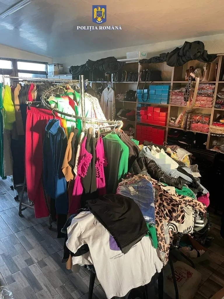 Percheziții într-un dosar de comercializare de produse contrafăcute – foto 5