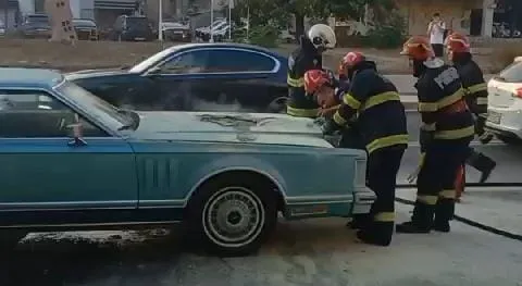 O mașină de zeci de mii de euro a luat foc – foto 3