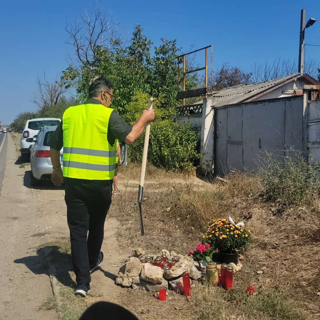 Tatăl Robertei, fata ucisă în accidentul de la 2 Mai, a plantat un copac la locul tragediei – foto 3