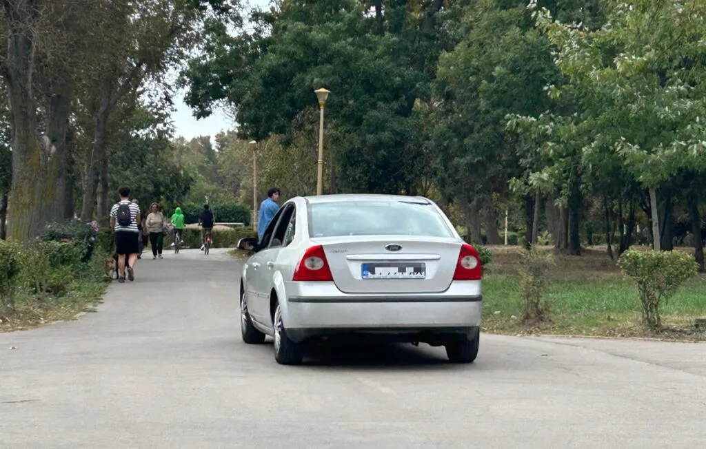 Bunul simț, pe frână. Cu mașina ca pe stradă, pe aleile din Parcul Tăbăcărie (FOTO/VIDEO) – foto 2