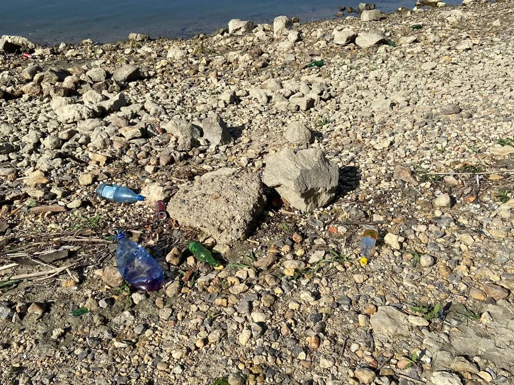 Maeștri în a crea „oaze ale… plasticului”… Malul Dunării, Cernavodă (FOTO) – foto 3