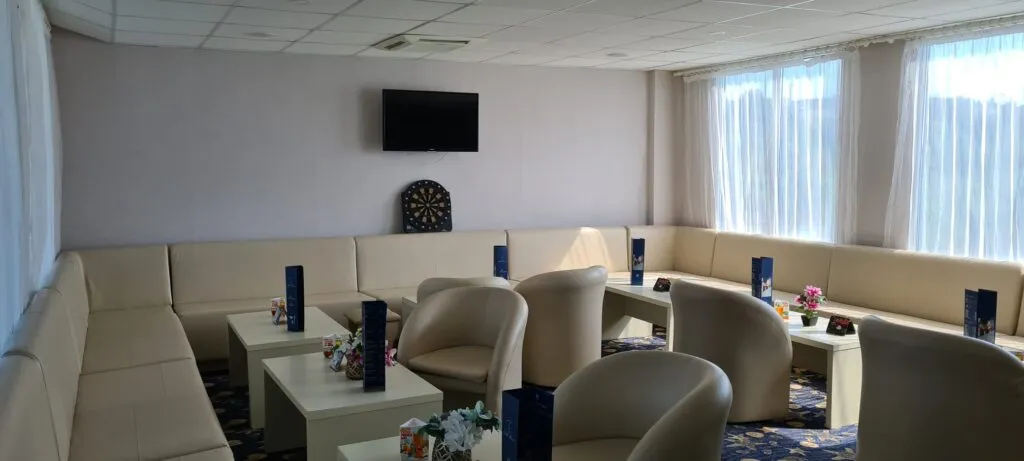 Hotel plutitor din Delta Dunării, scos la licitație de executori (FOTO) – foto 4