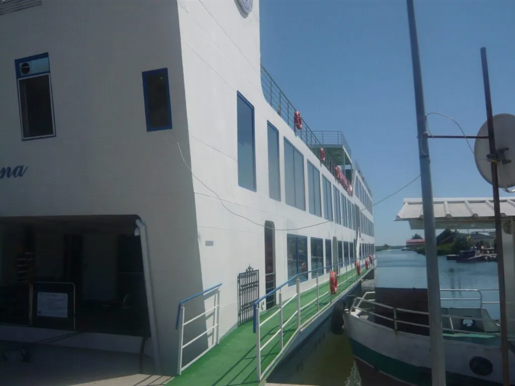 Hotel plutitor din Delta Dunării, scos la licitație de executori (FOTO) – foto 7