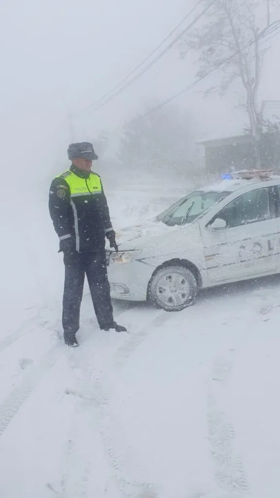 Zmeii României, varianta de iarnă. Oameni înzăpeziți pe drumurile închise – foto 5