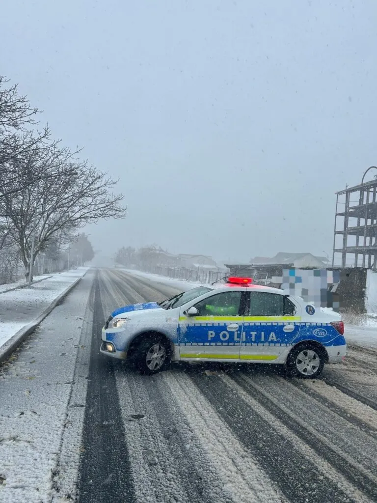 Zmeii României, varianta de iarnă. Oameni înzăpeziți pe drumurile închise – foto 6