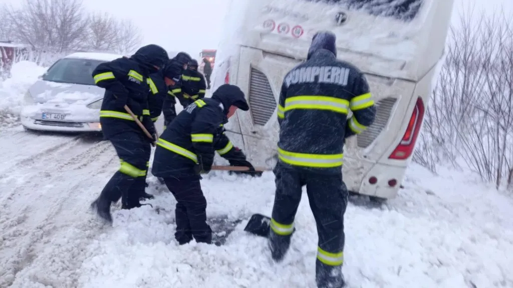 Zmeii României, varianta de iarnă. Oameni înzăpeziți pe drumurile închise – foto 2