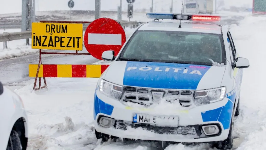 Zmeii României, varianta de iarnă. Oameni înzăpeziți pe drumurile închise – foto 7