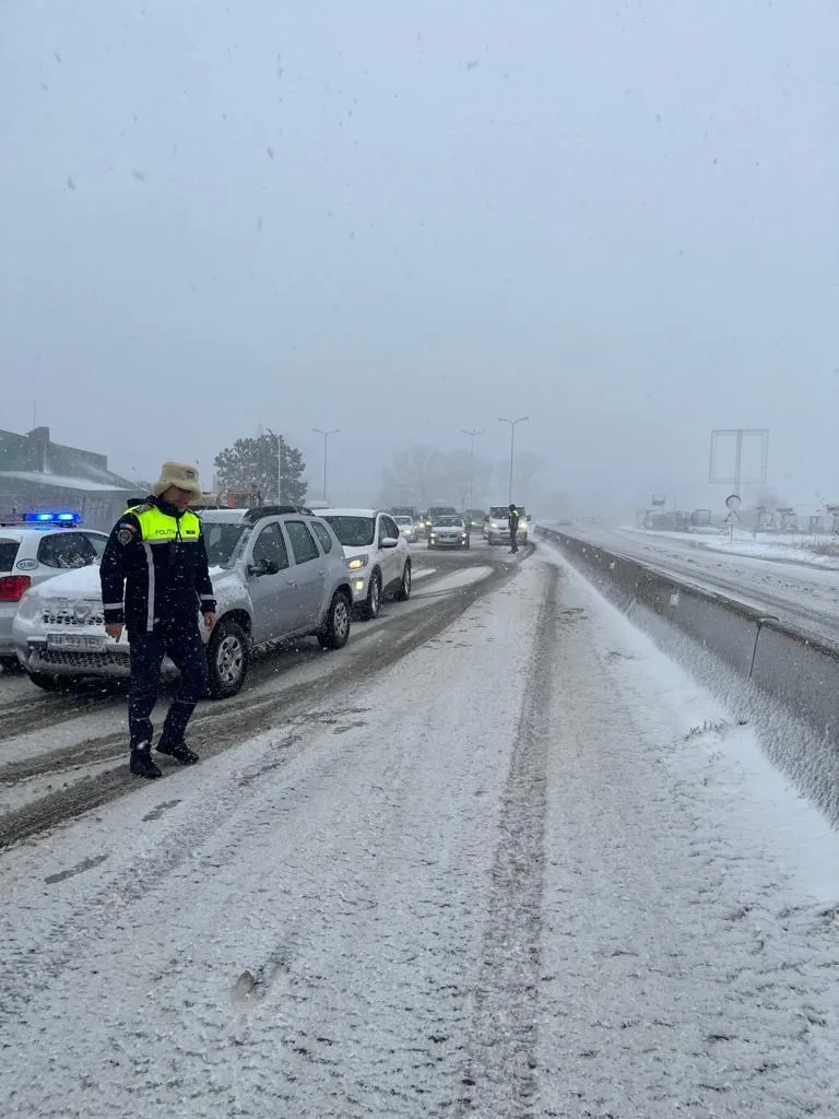 Zmeii României, varianta de iarnă. Oameni înzăpeziți pe drumurile închise – foto 4
